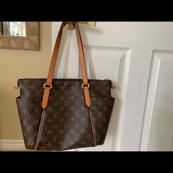 COPY - 💯% authentic Louis Vuitton bag - Picture 2 of 8